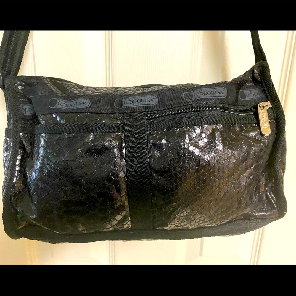 NWOT LeSportsac Textured w/5 Exterior Pockets